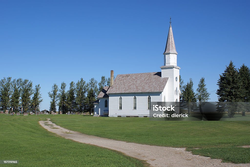 Vintage White Church en las praderas de ajuste remoto de Dakota del Norte - Foto de stock de Iglesia libre de derechos