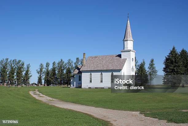 Vintage White Church En Las Praderas De Ajuste Remoto De Dakota Del Norte Foto de stock y más banco de imágenes de Iglesia