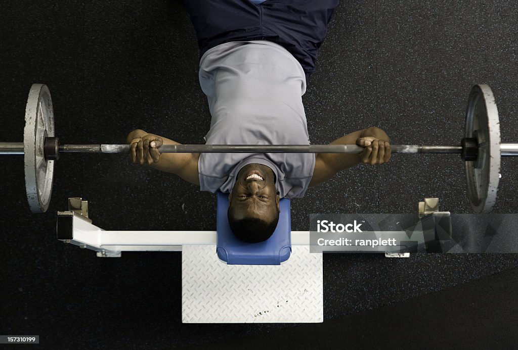 Weightlifter auf eine Hantelbank - Lizenzfrei Bankdrücken Stock-Foto