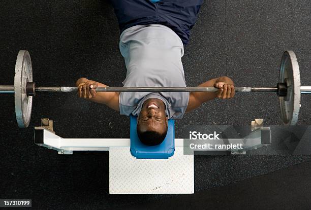 Sollevamento Pesi Su Benchpress - Fotografie stock e altre immagini di Distensione su panca - Distensione su panca, Uomini, Panca per esercizi addominali