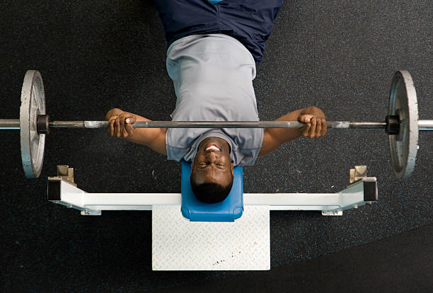 重量挙げにベンチプレス - gym weight bench exercising weights ストックフォトと画像