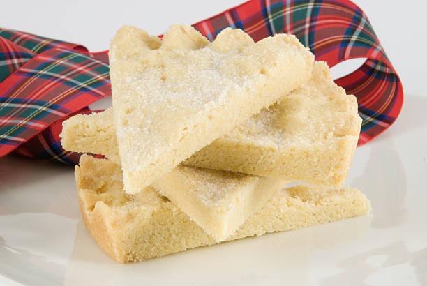 pila di biscotto di pasta frolla con nastro rosso tartan - shortbread scottish culture triangle homemade foto e immagini stock
