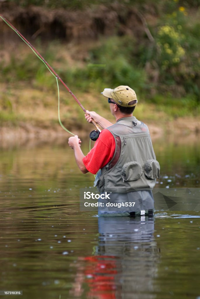 Fiume pesca con la mosca - Foto stock royalty-free di 40-44 anni