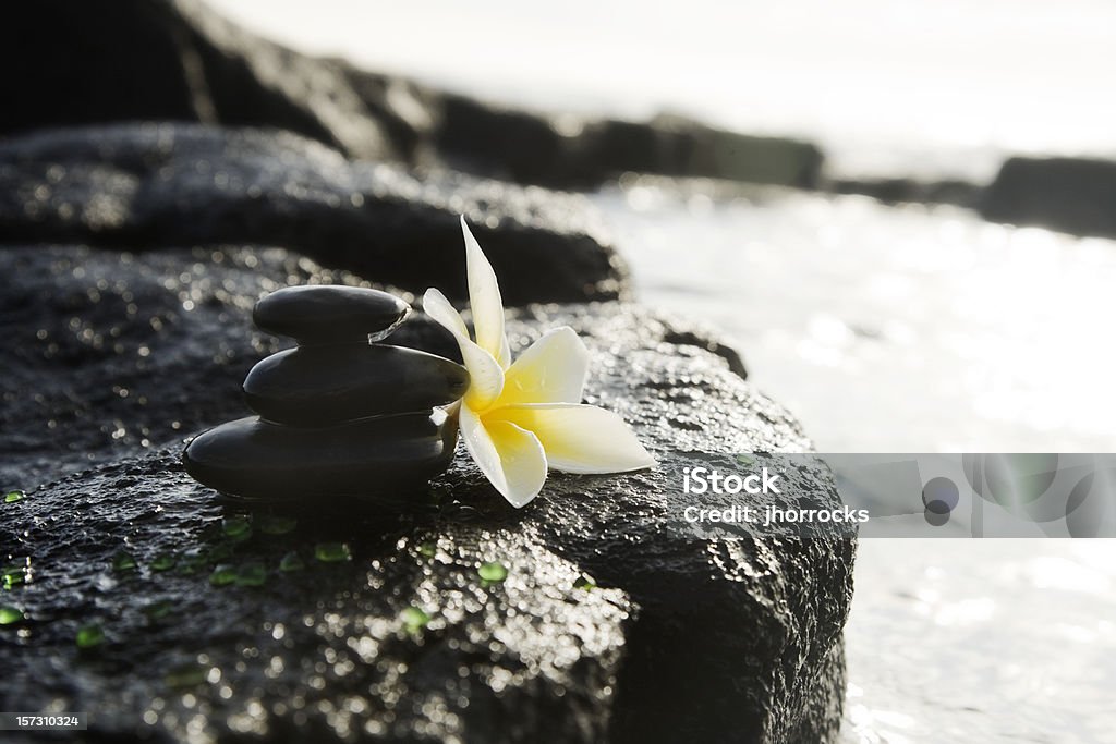 Massage de pierres empilées sur la roche volcanique - Photo de Kauai libre de droits