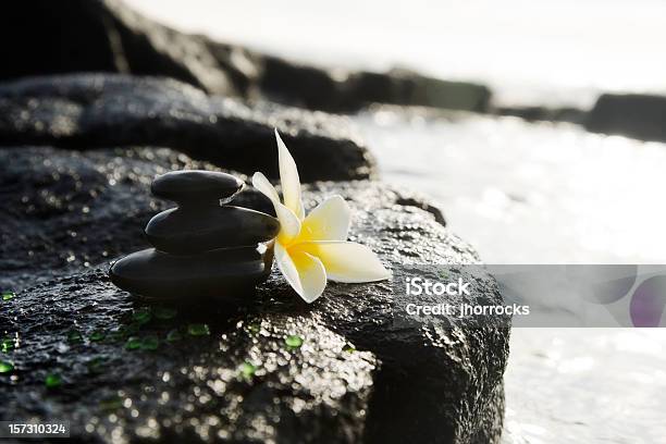 Photo libre de droit de Massage De Pierres Empilées Sur La Roche Volcanique banque d'images et plus d'images libres de droit de Kauai