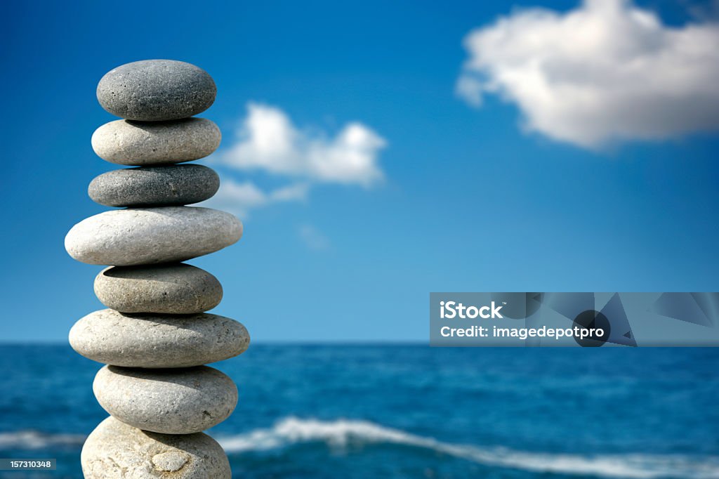 Equilibrio en azul - Foto de stock de Piedra - Roca libre de derechos