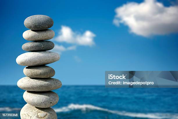 Equilibrio En Azul Foto de stock y más banco de imágenes de Piedra - Roca - Piedra - Roca, Montón, Zen