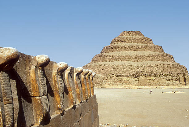 pirâmide de degraus em saqqara - egypt pyramid africa old - fotografias e filmes do acervo