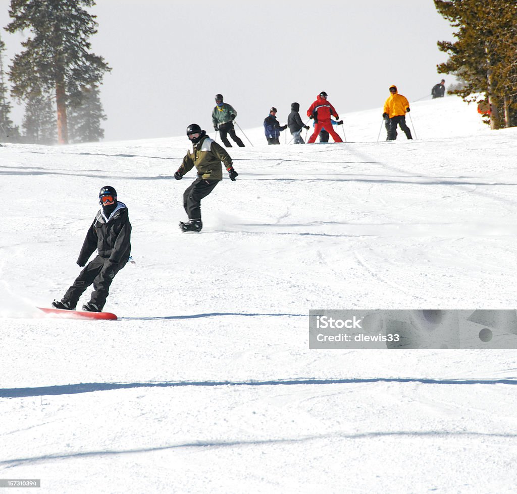 Se encuentra a un lado y la abundancia Skiers - Foto de stock de Deporte de Invierno libre de derechos