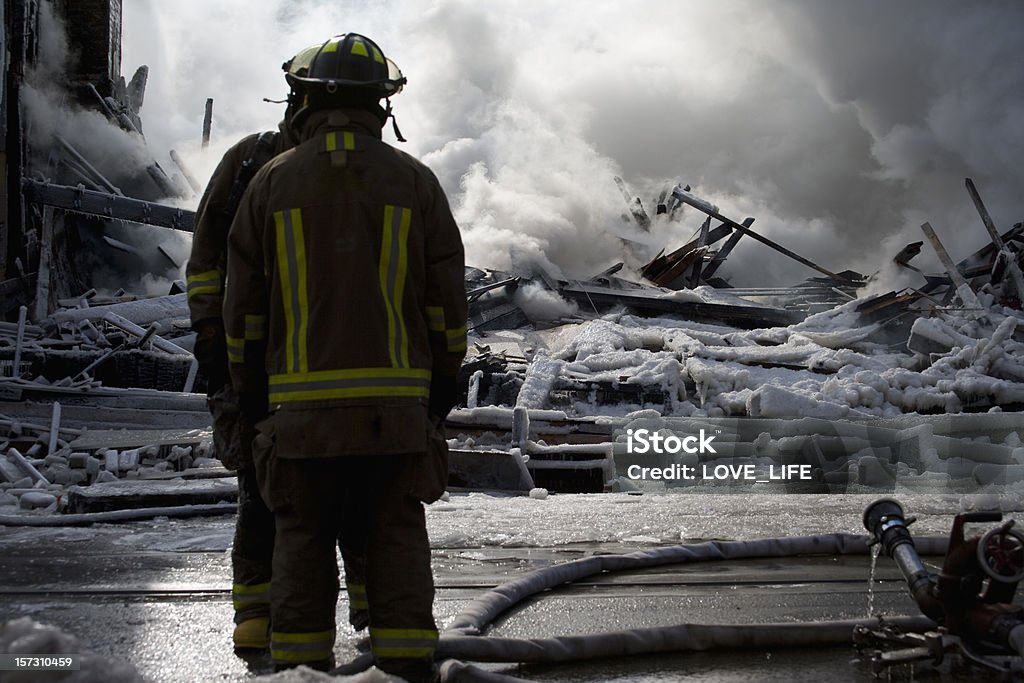 I vigili del fuoco al Disaster - Foto stock royalty-free di Vigile del fuoco