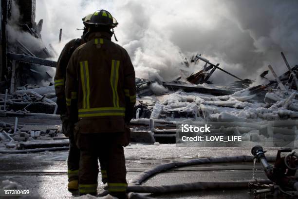 I Vigili Del Fuoco Al Disaster - Fotografie stock e altre immagini di Vigile del fuoco - Vigile del fuoco, Detriti, Occupazione nei servizi di salvataggio