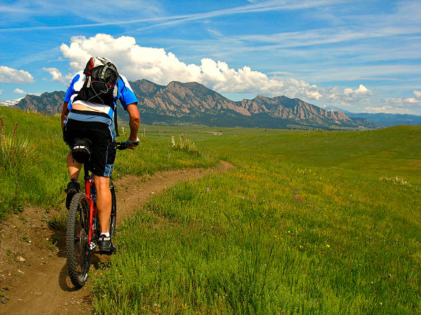 горный велоспорт в направлении flatirons - mountain biking colorado action cycling стоковые фото и изображения