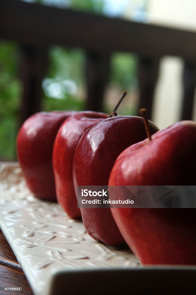 Czerwone jabłka - Zbiór zdjęć royalty-free (Balkon)