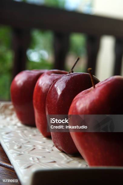 Czerwone Jabłka - zdjęcia stockowe i więcej obrazów Balkon - Balkon, Czerwony, Fotografika