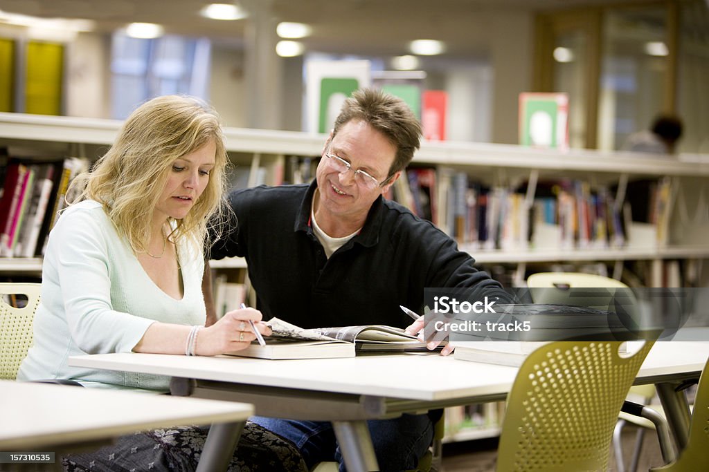 Educação de Adultos: Um casal de estudantes a estudar juntos maduro - Royalty-free Biblioteca Foto de stock