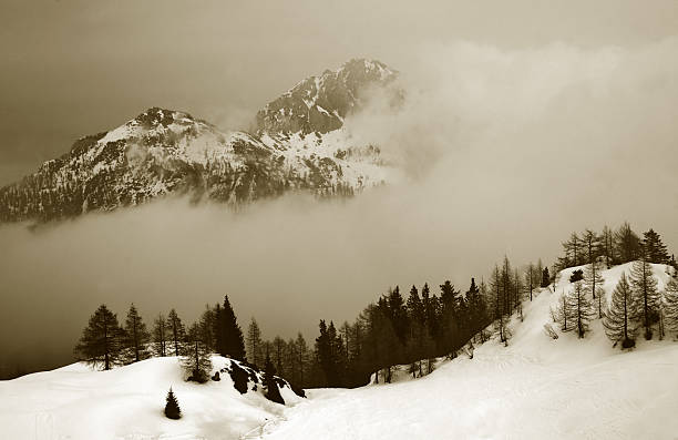sobre nuvens - ski resort winter sport apres ski ski slope imagens e fotografias de stock