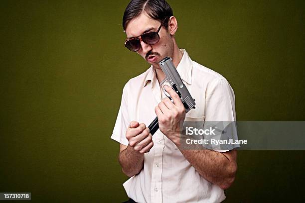 Foto de Retrô Anos 70 Com Pistola Bigode Agente Secreto e mais fotos de stock de Espião - Espião, Nerd, 1980-1989