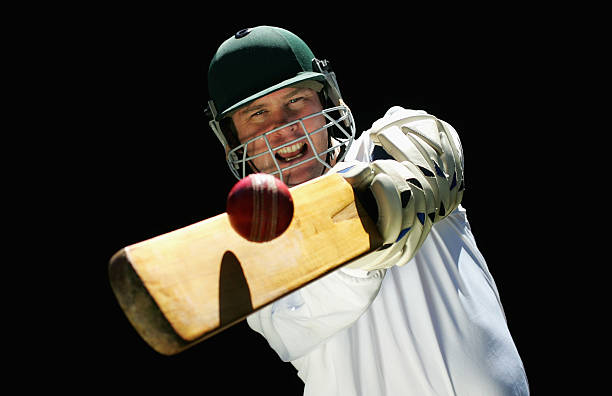 cricketer jugando un disparo - críquet fotografías e imágenes de stock