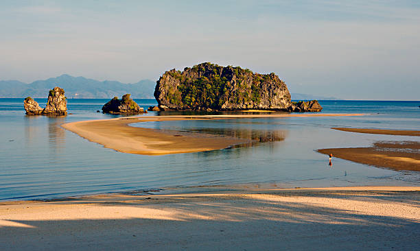 paysage de la plage de langkawi - pulau langkawi photos et images de collection