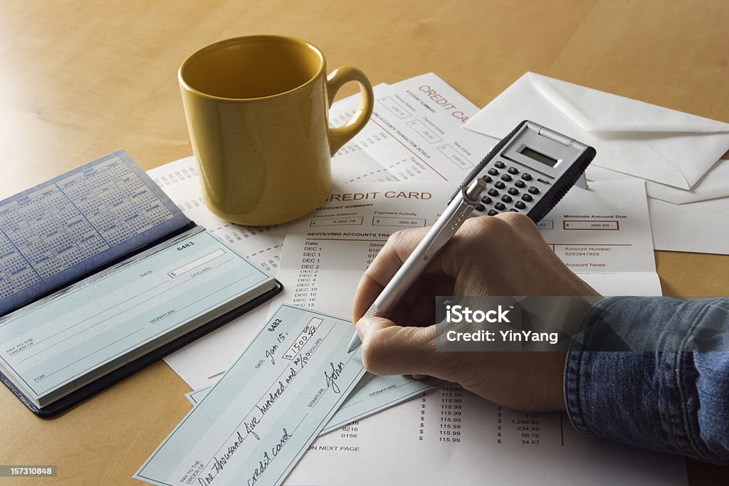 Écrire les chèques, payant les factures et calcul des Finances personnelles de dettes - Photo de Chèque libre de droits