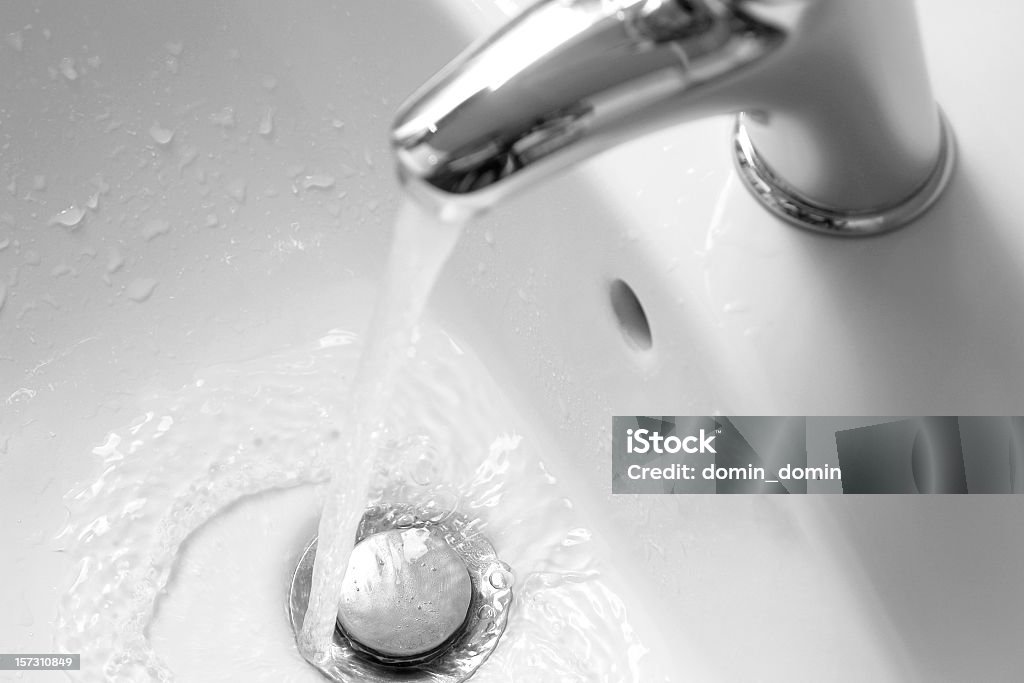 Close-up di lavandino e tocca con cascata d'acqua, bagni interni - Foto stock royalty-free di Rubinetto