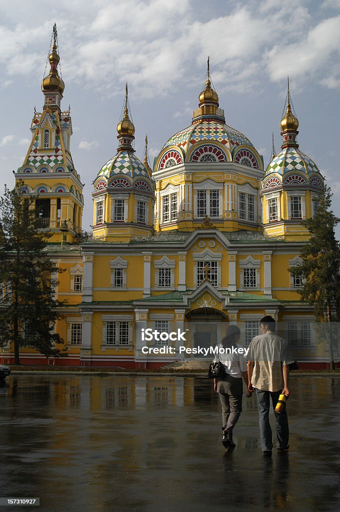 Almaty Cazaquistão Catedral Zenkov Courtyard - Foto de stock de Almaty royalty-free