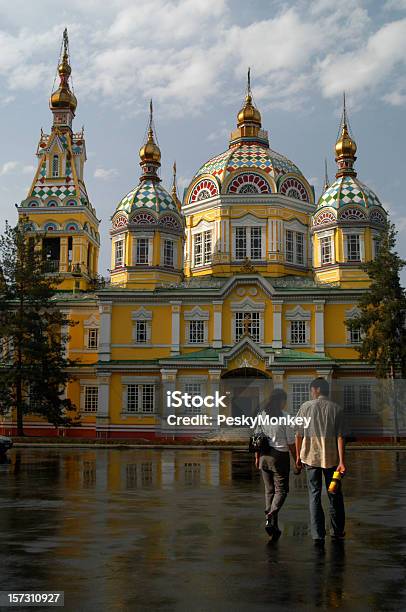 Foto de Almaty Cazaquistão Catedral Zenkov Courtyard e mais fotos de stock de Almaty - Almaty, Amarelo, Amizade