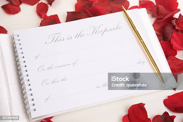 Foto de Convidado De Casamento Livro Em Branco E Dourado Caneta Com Pétalas De Rosas e mais fotos de stock de Dourado - Descrição de Cor