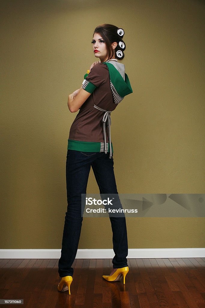 Cabello jugador de curling mujer en tacones amarillo y marrón camisa con capucha - Foto de stock de A la moda libre de derechos