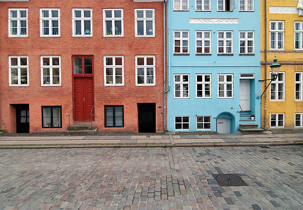 fundos de edifícios tradicional - denmark copenhagen brick street imagens e fotografias de stock