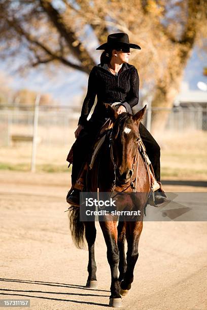 Atrakcyjne Kowbojka - zdjęcia stockowe i więcej obrazów Jeździć konno - Jeździć konno, Czarny kolor, Kapelusz kowbojski