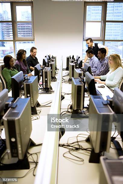 Foto de Educação Para Adultos Um Grupo De Estudantes Maduros Em Aula De Informática e mais fotos de stock de Curso de treinamento