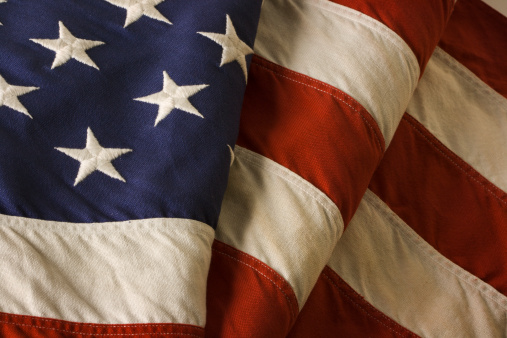 the graffiti of national flag of the usa painted on the rusty wall