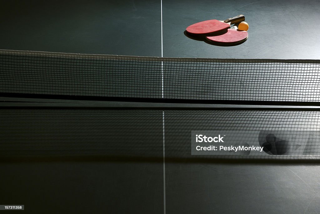 Mesa de Ping Pong tenis primer plano con pelota y paletas - Foto de stock de Abstracto libre de derechos