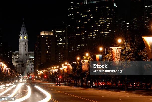 Ben Franklin Parkway Por La Noche Foto de stock y más banco de imágenes de Filadelfia - Pensilvania - Filadelfia - Pensilvania, Noche, Benjamín Franklin