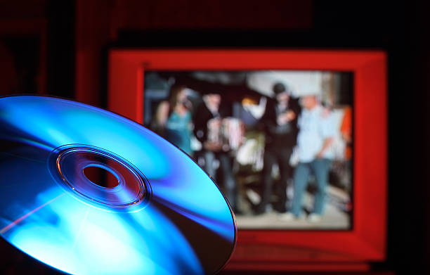 blu-ray dvd-диск с красный телевизор - blu ray disc стоковые фото и изображения