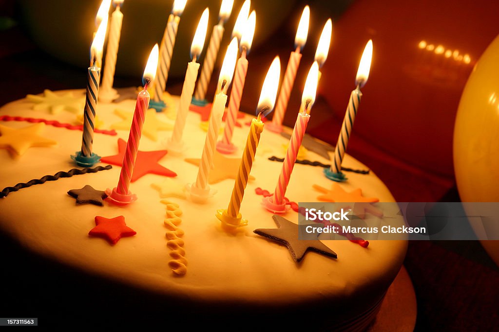 Bolo de aniversário com velas - Foto de stock de Aniversário royalty-free