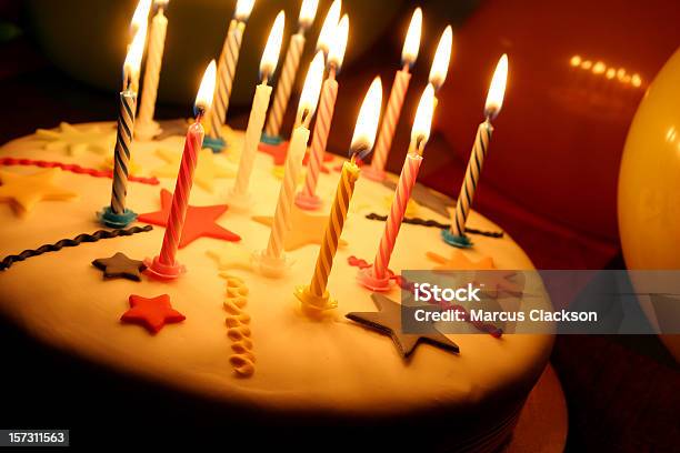 Foto de Bolo De Aniversário Com Velas e mais fotos de stock de Aniversário - Aniversário, Balão - Decoração, Bolo