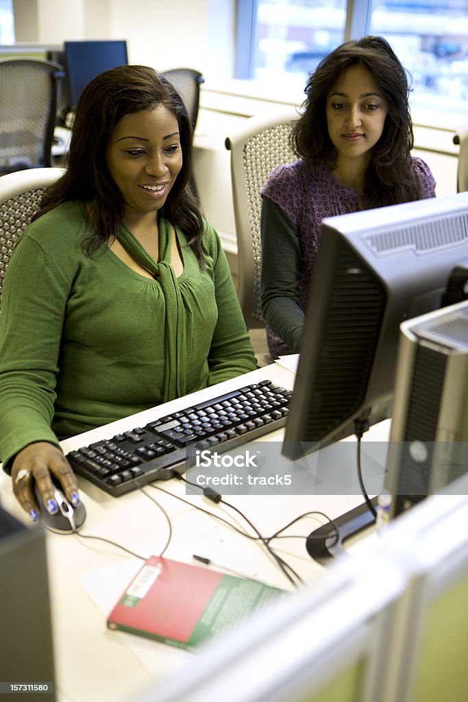 Erwachsene Bildung: Erwachsene Studenten, die gemeinsam auf einem computer-Projekt - Lizenzfrei Kurs Stock-Foto