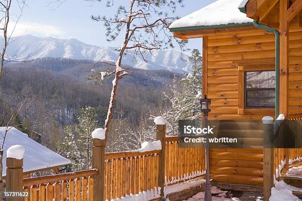 Nívea Smokies Cabaña Con Vista Foto de stock y más banco de imágenes de Invierno - Invierno, Tennessee, Cabaña de madera
