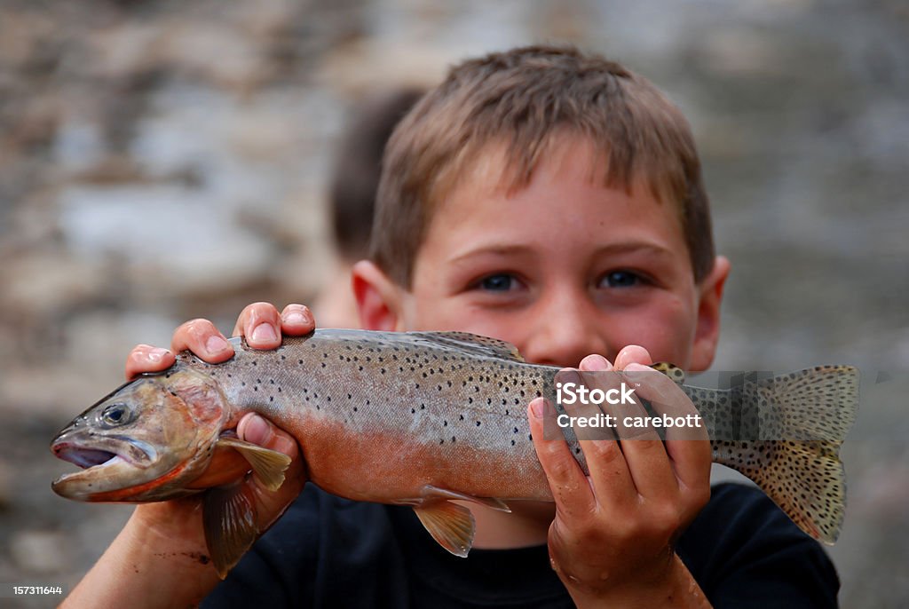 Menino e seu peixe - Foto de stock de Pescaria royalty-free