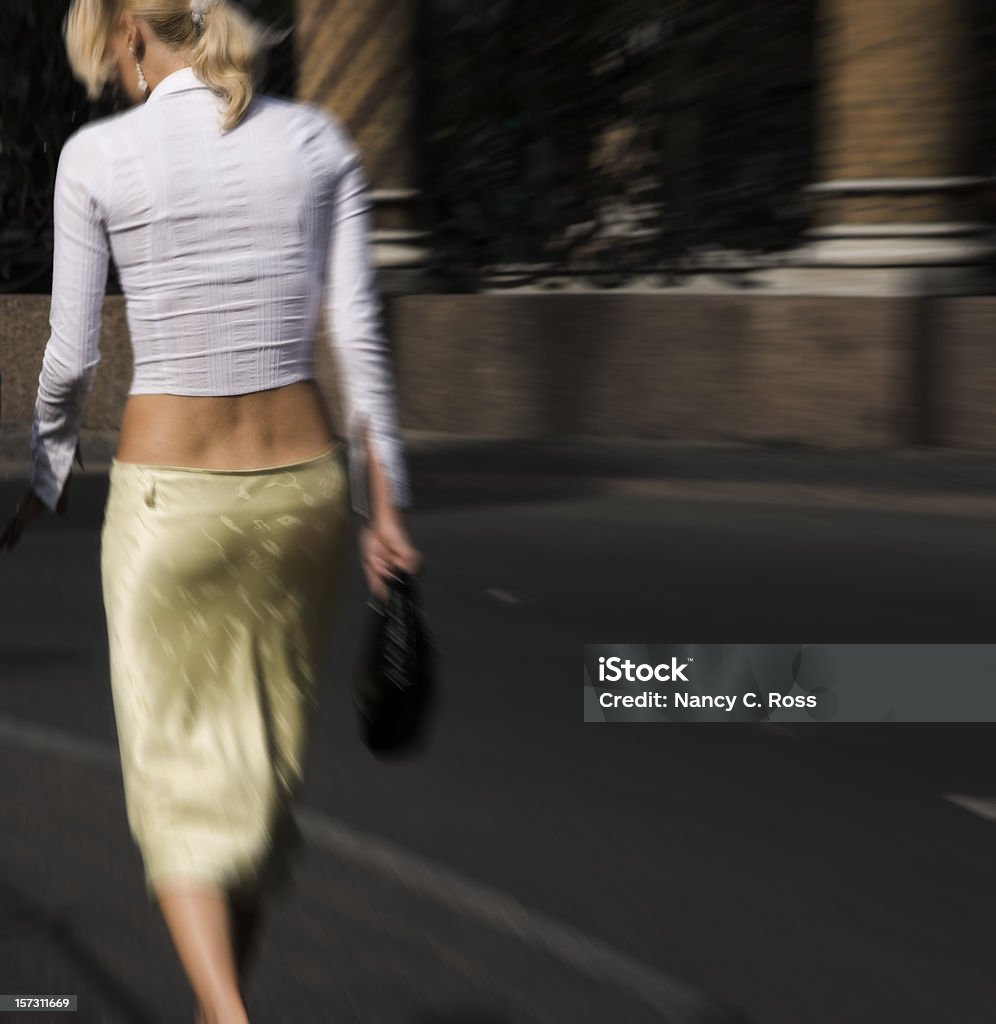 Blonden Frau zu Fuß entfernt, Motion Blur, Action, verärgert, dass - Lizenzfrei Schreiten Stock-Foto