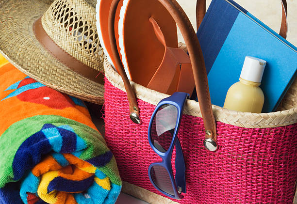 sommer-strandtasche und handtuch, sonnencreme, sonnenbrille, hut - strandtasche stock-fotos und bilder