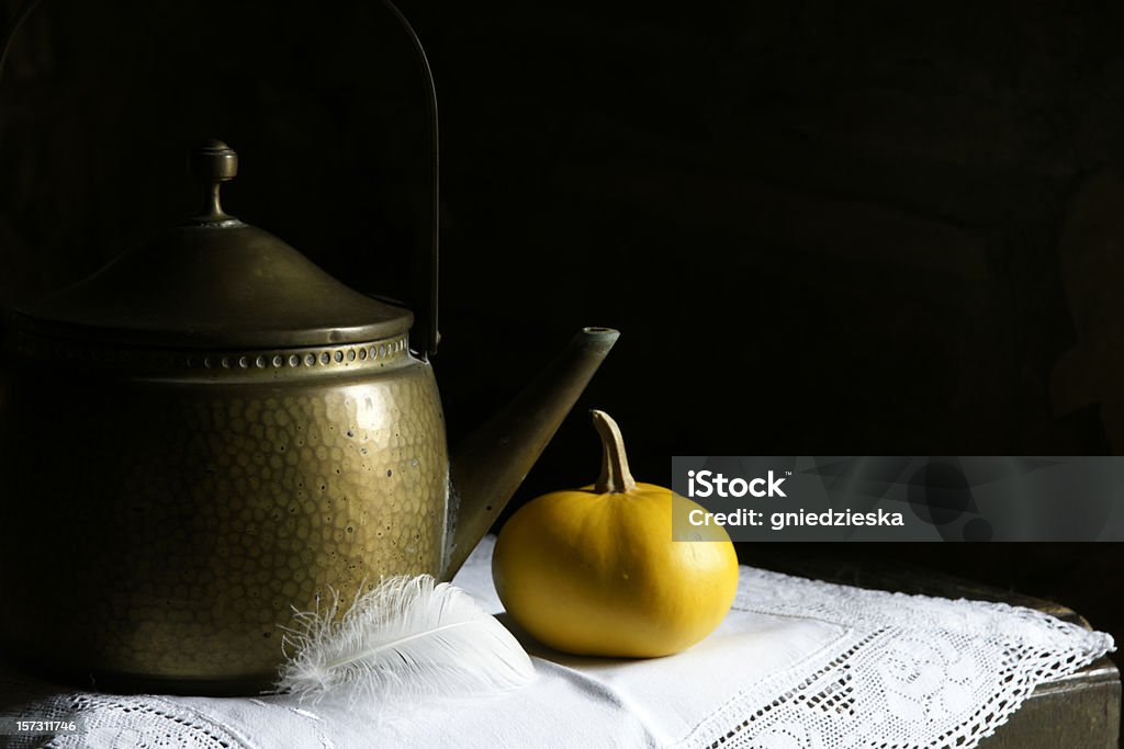 Vecchio Teiera e zucca - Foto stock royalty-free di Antico - Condizione