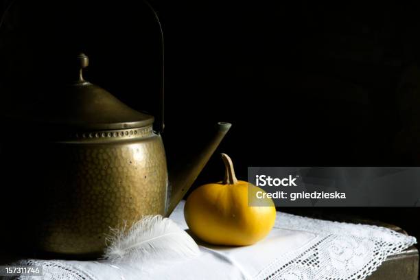 Vecchio Teiera E Zucca - Fotografie stock e altre immagini di Antico - Condizione - Antico - Condizione, Antico - Vecchio stile, Arti e mestieri