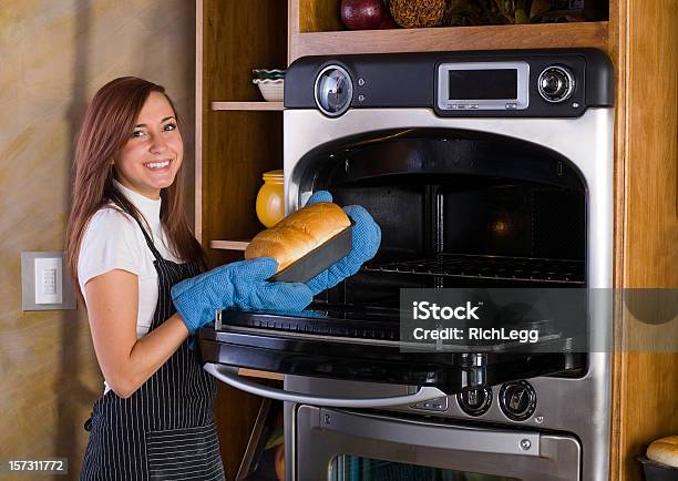 Foto de Na Cozinha Series e mais fotos de stock de Adulto - Adulto, Alimentação Saudável, Assar