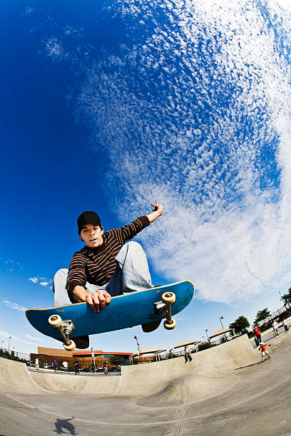 skate em estilo voar elevada, olho-de-peixe closup. - skateboard contest imagens e fotografias de stock