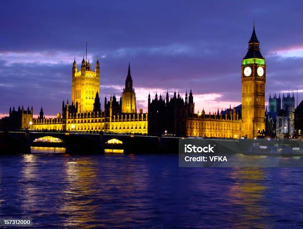 Casas Del Parlamento Y El Big Ben Foto de stock y más banco de imágenes de Abadía de Westminster - Abadía de Westminster, Noche, Agua