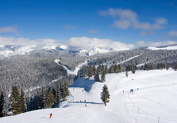 esquiadores em vail - colorado skiing usa color image - fotografias e filmes do acervo