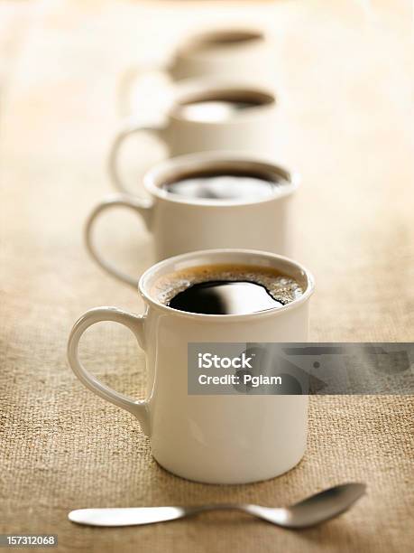 Kaffee Tassen Auf Einem Tisch Stockfoto und mehr Bilder von Beige - Beige, Braun, Dunkel